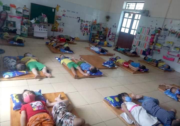 Các em học sinh Trường mầm non xã Hưng Đạo đeo khẩu trang lúc nằm ngủ
