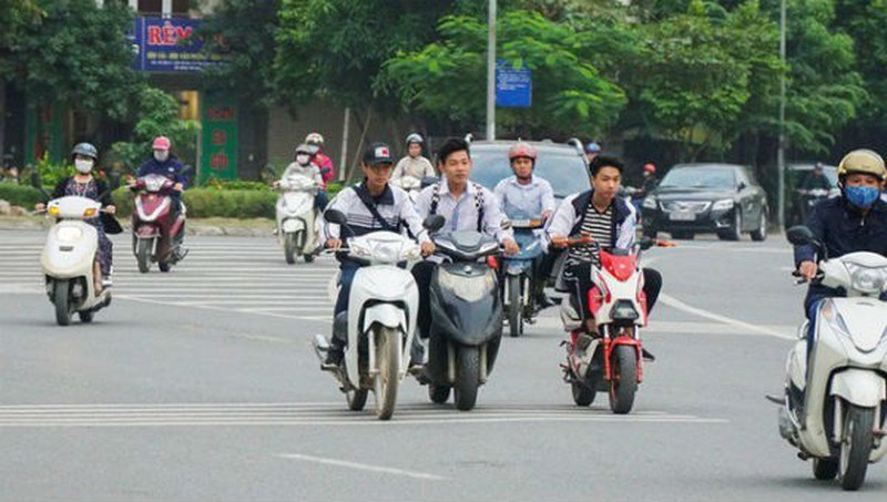 Học sinh điều khiển xe mô tô, xe gắn máy đi hàng 2 hàng 3, chở quá số người quy định sẽ bị xử  phạt nặng.