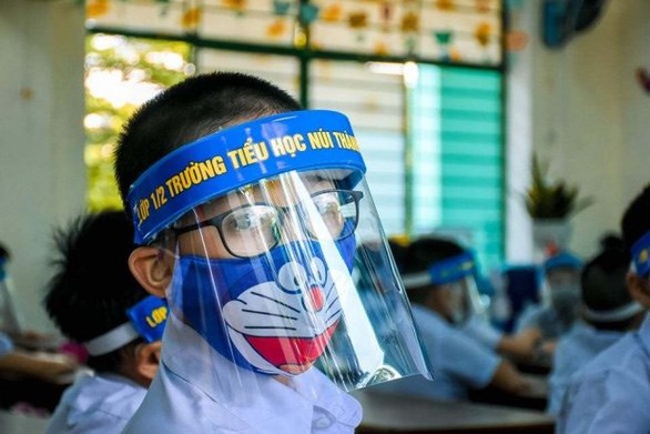 Bộ GD-ĐT yêu cầu không giãn cách lớp học, không sử dụng mũ chống giọt bắn trong lớp học