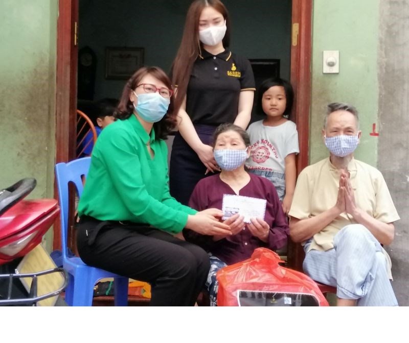 Đồng chí Lê Thị Bích Hà và đoàn công tác đã đến 1 hộ có hoàn cảnh khó khăn, trao quà và thăm hỏi đời sống của gia đình khi bị ảnh hưởng của dịch bệnh