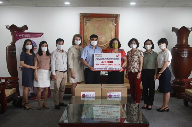 Hội LHPN Hà Nội tiếp nhận 40.000 khẩu trang từ tập đoàn may mặc Hanesbrands