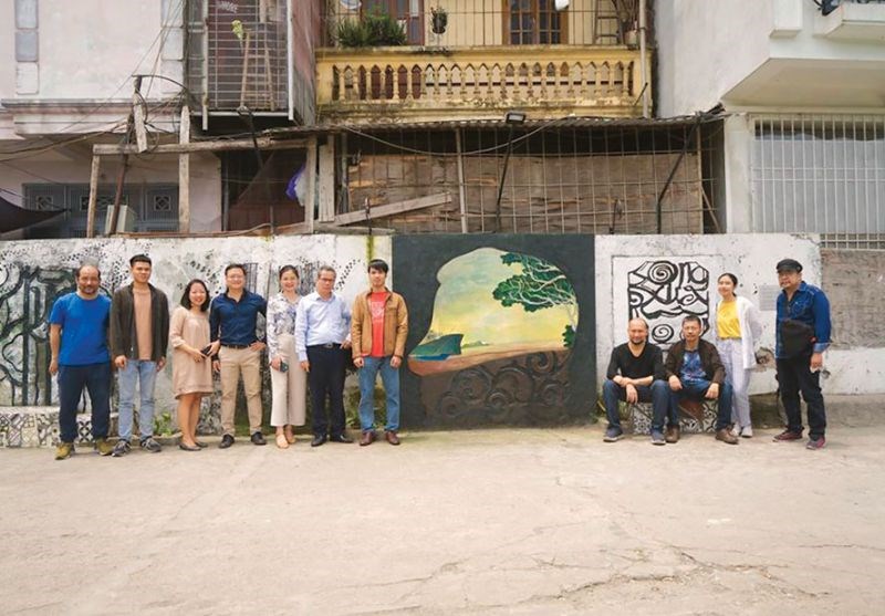 Nhóm nghệ sĩ tham gia dự án nghệ thuật ở Phúc Tân.