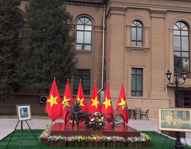 Tượng Bác Hồ trong khuôn viên Đại sứ quán nước ta tại Bắc Kinh. Ảnh do tác giả cung cấp