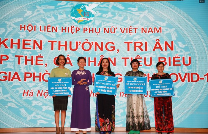 Đồng chí  Trần Thị Hương- Phó Chủ tịch Hội LHPN Việt Nam (thứ 2 từ trái sang) trao hỗ trợ cho đại diện của 16 siêu thị Hạnh phúc 0 đồng, đại diện Ngôi nhà Bình yên, đại diện nhóm phụ nữ khuyết tật và sinh viên Học viện Phụ nữ Việt Nam.