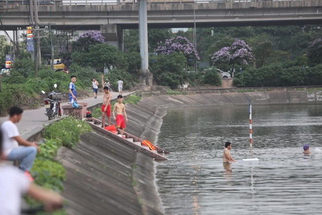 Người dân đổ về hồ Linh Đàm (quận Hoàng Mai, Hà Nội) để tắm giải nhiệt khi Thủ đô bước vào những ngày nắng nóng đầu mùa, nhiệt độ lên đến gần 40 độ C.