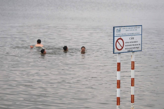 Tuy nhiên, theo một số người dân tại khu vực này, hồ Linh Đàm có những chỗ sâu tới 4-5 mét nên rất nguy hiểm.