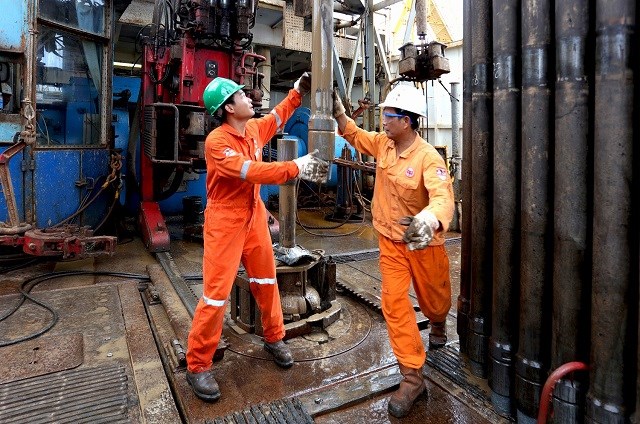 Người lao động dầu khí làm việc trên giàn khoan, dù chịu nhiều khó  khăn bởi khủng hoảng kép nhưng vẫn luôn nêu cao tinh thần vượt khó.