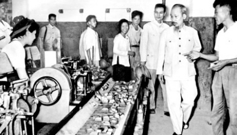 Chủ tịch Hồ Chí Minh thǎm Nhà máy diêm Thống Nhất năm 1956.
