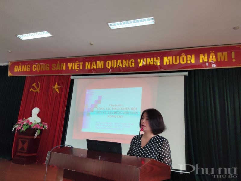 Đồng chí Nguyễn Lệ Hằng- Chủ tịch Hội LHPN quận Hoàng Mai phát biểu khai mạc lớp học