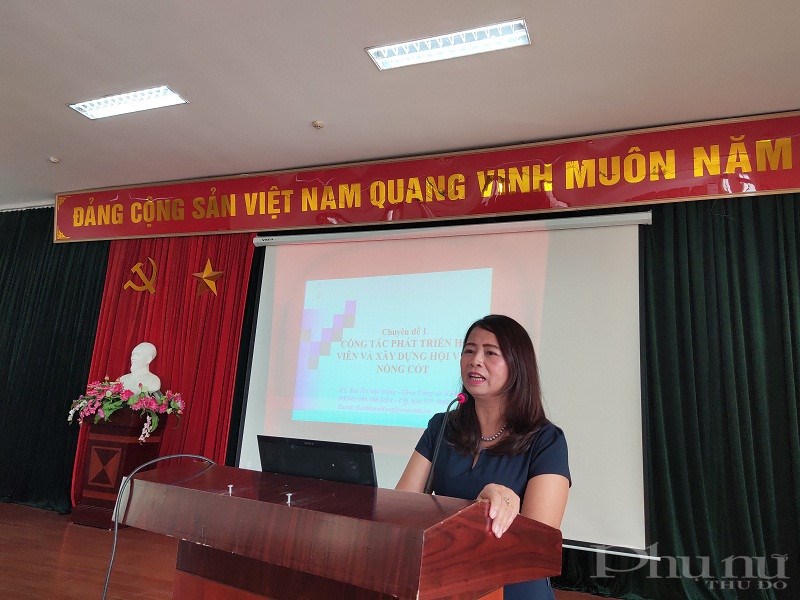 Tiến sỹ Bùi Thị Mai Đông- Trưởng khoa Công tác xã hội Học viện Phụ nữ Việt Nam- Báo cáo viên lớp học đã truyền tải nội dung về hướng dẫn phát triển hội viên và xây dựng hội viên nòng cốt