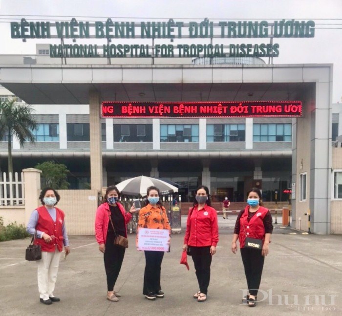 Bà Hoàng Thanh Mai cùng các hội viên tham gia ủng hộ tuyến đầu chống dịch. Bệnh viện Bệnh Nhiệt đới TW.