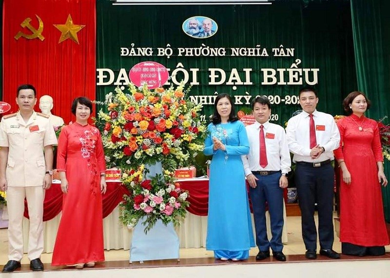 Đồng chí Trần Thị Phương Hoa- Bí thư quận ủy Cầu Giấy chúc mừng đại hội