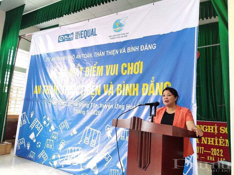 Bà Nguyễn Thị Thu Thủy- Phó Chủ tịch Thường trực Hội LHPN Hà Nội phát biểu tại thôn Khả Lạc xã Đồng Tân