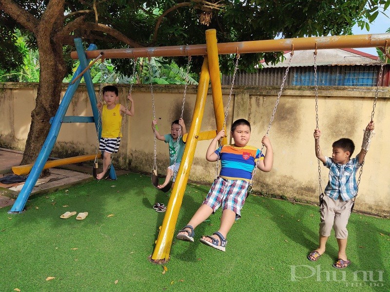 Vào các buổi chiều hàng ngày các em nhỏ tham gia vui chơi tại khu vực sân chơi an toàn thân thiện tại nhà văn hóa thôn Khả Lạc