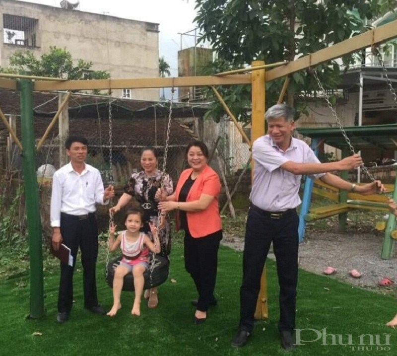 Các đại biểu hướng dẫn và vui chơi cùng các em nhỏ tại sân chơi an toàn thân thiện thôn Đình Tràng xã Liên Bạt