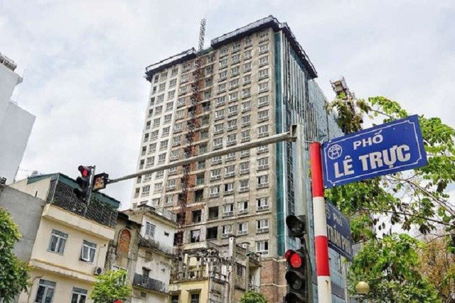 Công trình số 8 Lê Trực, phường Điện Biên, quận Ba Đình xây dựng sai phép  16m so với quy định nhưng chưa bị xử lý dứt điểm.