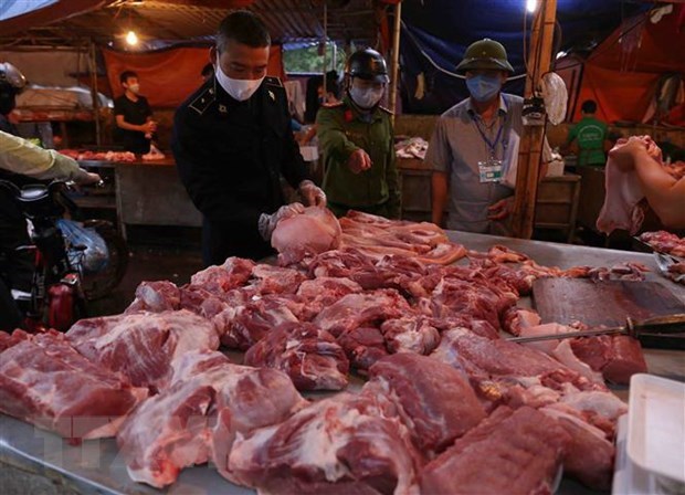 Lực lượng chức năng kiểm tra việc kinh doanh thịt lợn tại chợ đầu mối Minh Khai, Hà Nội.