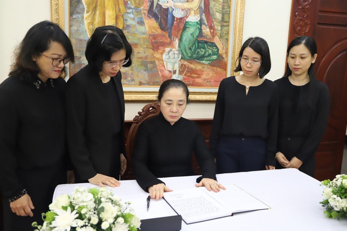 Phó Chủ tịch thường trực Hoàng Thị Ái Nhiên ghi sổ tang mở tại Đại sứ quán Lào