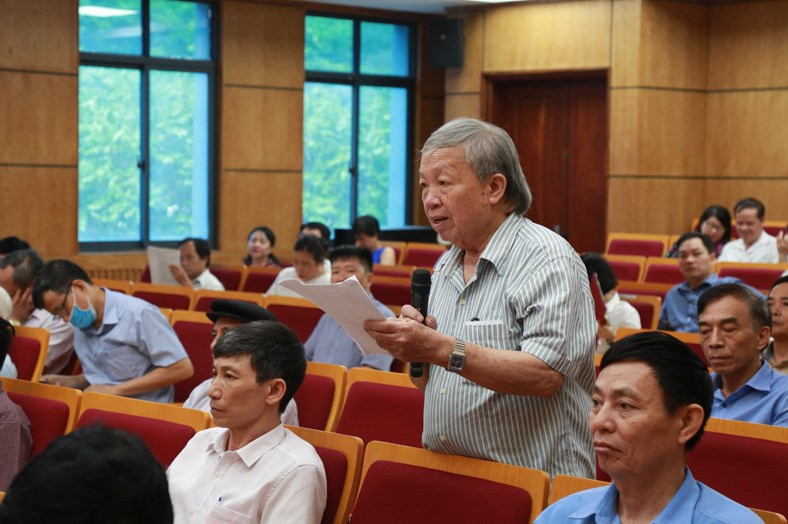 Cử tri Nguyễn Chính, phường Hàng Bạc, quận Hoàn Kiếm nêu ý kiến tại hội nghị.