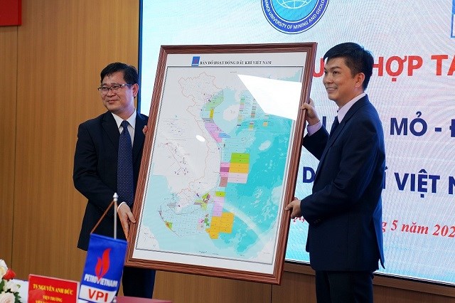 VPI trao tặng bản đồ dầu khí Việt Nam cho HUGM