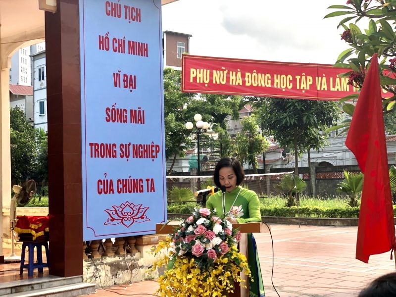Đ/c Lại Hà Phương, Chủ tịch Hội LHPN quận Hà Đông trình bày báo cáo sơ kết 4 năm thực hiện Chỉ thị 05