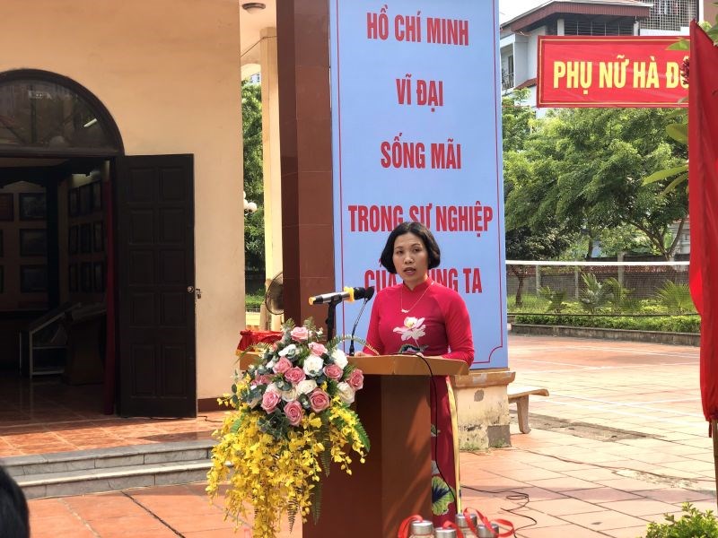 Đ/c Nguyễn Thị Hương Sen, Chủ tịch Hội LHPN phường Phú La phát biểu hưởng ứng thi đua