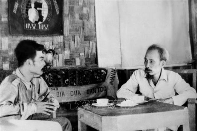 Chủ tịch Hồ Chí Minh tiếp Chủ tịch Lào Souphanouvong tại chiến khu Việt Bắc, năm 1958.