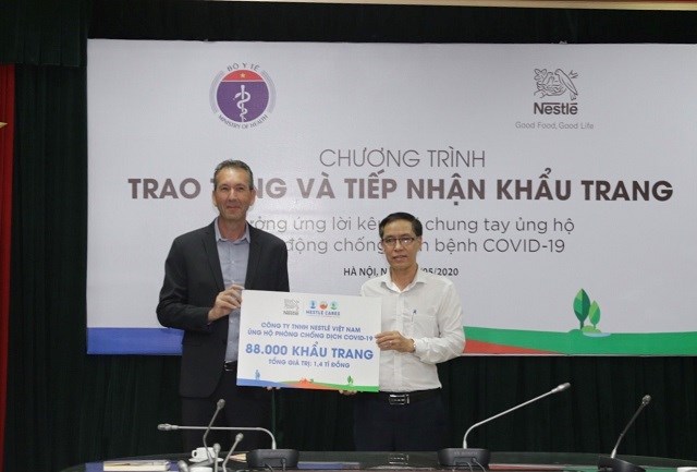 Ông Pire Ma trao biển tượng trưng cho ông Đặng Quang Tuấn, Cục trưởng Cục Y tế dự phòng, Bộ Y tế.