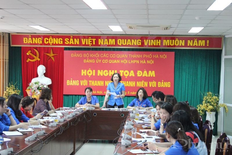 Đồng chí Lê Kim Anh- Chủ tịch Hội LHPN Hà Nội phát biểu tại hội nghị tọa đàm Đảng với thanh niên thanh niên với Đảng.