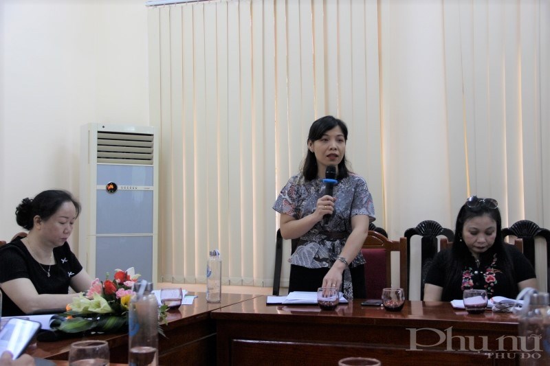 Đồng chí Nguyễn Kim Lan - Chủ tịch Hội LHPN phường Trúc Bạch tham luận về nội dung 