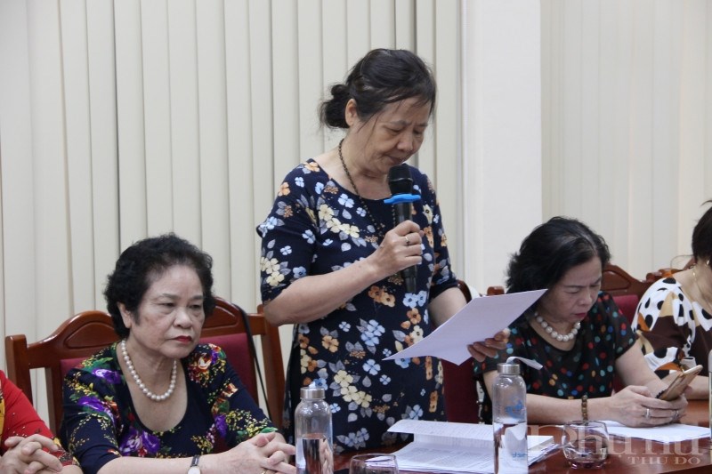 Chủ tịch Hội LHPN phường Ngọc Khánh Nguyễn Thị Lan Phương đọc tham luận tại hội nghị.
