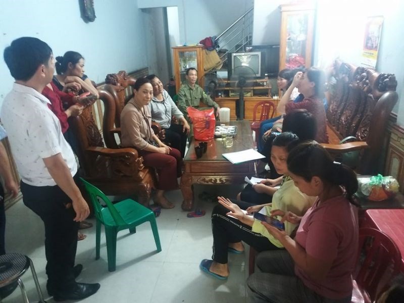 Các cấp chính quyền đến nhà bà Bằng, mẹ chị Đào Thị Lợi để trao trả lại bé trai bị bỏ rơi sáng ngày 18/5