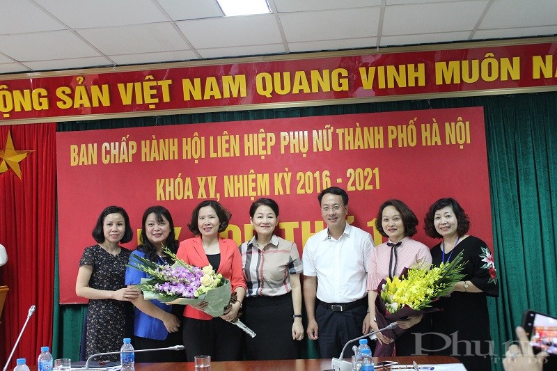 Lãnh đạo Hội LHPN Việt Nam và Thành phố Hà Nội tặng hoa chúc mừng 2 đồng chí Tân Chủ tịch và Phó Chủ tịch Hội LHPN Hà Nội tại hội nghị BCH Hội LHPN Hà Nội khóa XV