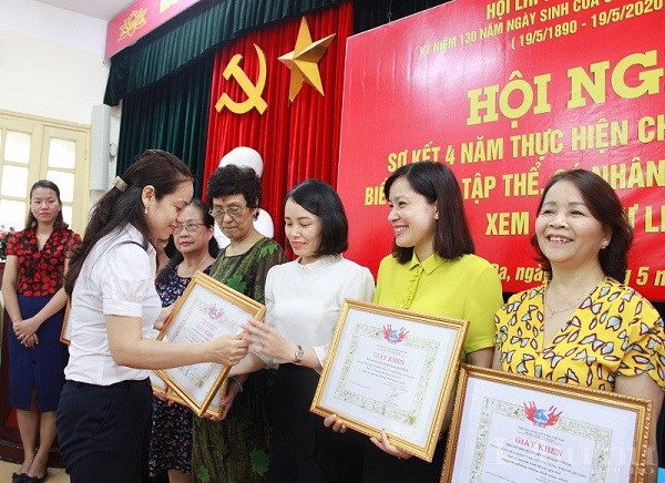 Đồng chí Nguyễn Lan Hương - Chủ tịch Hội LHPN quận trao Giấy khen cho các tập thể có thành tích xuất sắc trong công tác phòng dịch Covid-19
