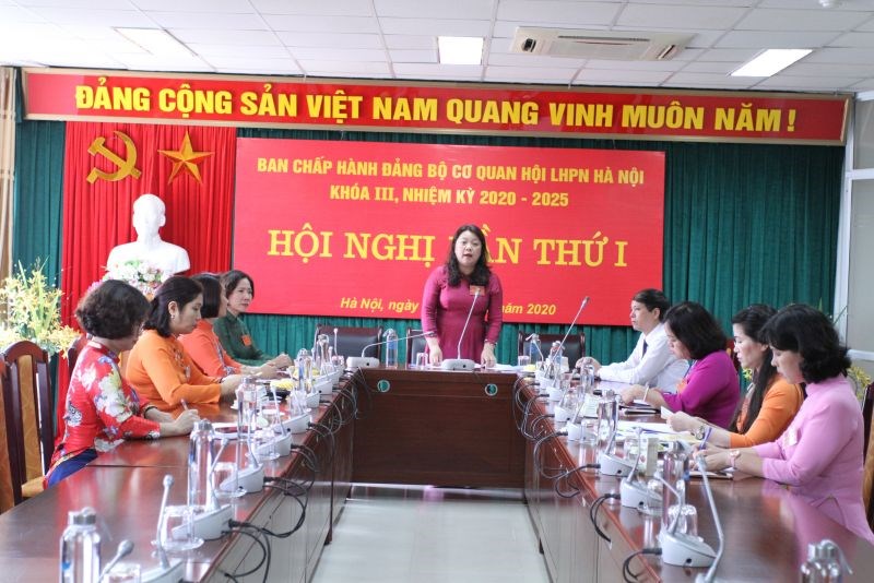 Đồng chí Nguyễn Thị Thu Thủy -Bí thư Đảng ủy cơ quan Hội LHPN Hà Nội nhiệm kỳ 2020-2025 hội ý Ban chấp hành khóa mới.