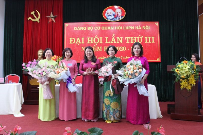Đồng chí Nguyễn Thị Thu Thủy, Bí thư Đảng ủy khóa mới tặng hoa chia tay các đồng chí ủy viên BCH Đảng ủy nhiệm kỳ 2015-2020 không tiếp tục tái cử.