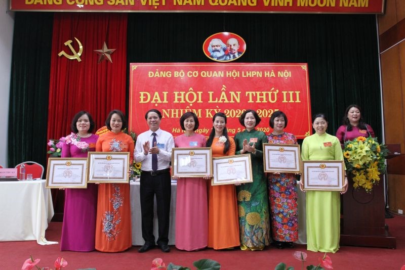Đồng chí Nguyễn Đức Thành - Phó Bí thư Đảng ủy khối các cơ quan TP Hà Nội trao bằng khen cho các tập thể, cá nhân có thành tích xuất sắc trong nhiệm kỳ 2015-2020.