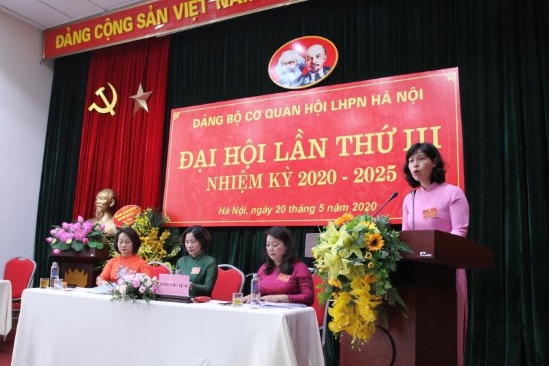 Đồng chí Nguyễn Hiền Thúy - Ủy viên BCH Đảng ủy, Chánh Văn phòng Hội LHPN Hà Nội trình bày Dự thảo Nghị quyết đại hội.