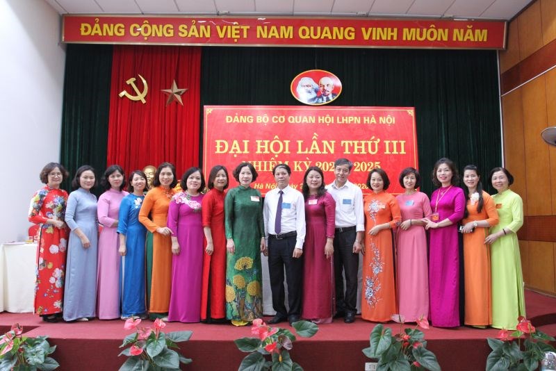 Các đồng chí lãnh đạo Đảng ủy Khối các cơ quan thành phố chụp ảnh lưu niệm với Ban chấp hành Đảng ủy cơ quan Hội LHPN Hà Nội.