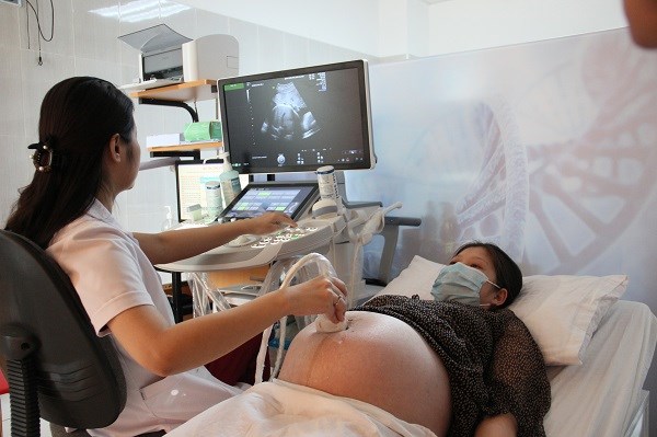TS.BS Đinh Thúy Linh kiểm tra sức khỏe thai kỳ cho sản phụ Đoàn Thị Hạnh