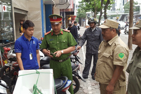 Lực lượng công an và dân phòng tại Hà Nội tuần tra, kiểm soát địa bàn