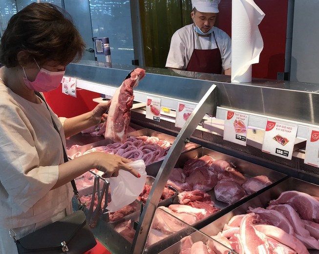 Giá thịt lợn tăng nóng từng ngày, người tiêu dùng có cần được giải cứu?