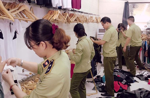 QLTT Hà Nội kiểm tra cửa hàng SIS Mai Linh số 3 Hàng Điếu, ngày 21/5.