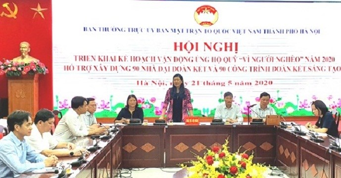Đồng chí Nguyễn Lan Hương- Chủ tịch UB MTTQ thành phố Hà Nội phát biểu tại hội nghị
