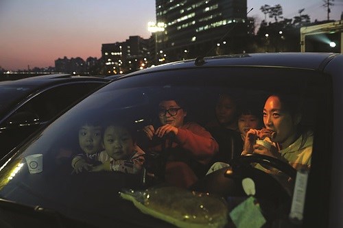 Ngồi ô tô xem phim rạp ngoài trời ở Hàn Quốc