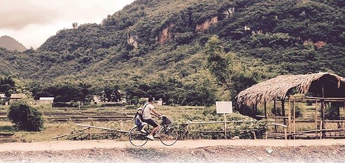 Đạp xe quanh các bản làng,tận hưởng không khí trong lànhđã trở thành điều thú vị ở Mai Châu