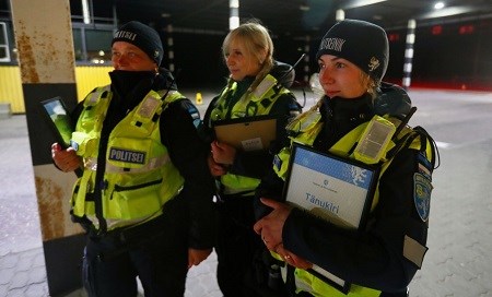 Cảnh sát Estonia tại biên giới giữa nước này và Latvia sau khi hai nước mở cửa biên gới -Ảnh: Reuters
