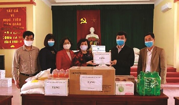 Đồng chí Lê Thị Thiên Hương, Phó Chủ tịch Hội LHPN Hà Nội gửi quà tới nhân dân thôn Đông Cứu và các lực lượng phòng chống dịch xã Dũng Tiến bị phong tỏa trong đại dịch Covid-19