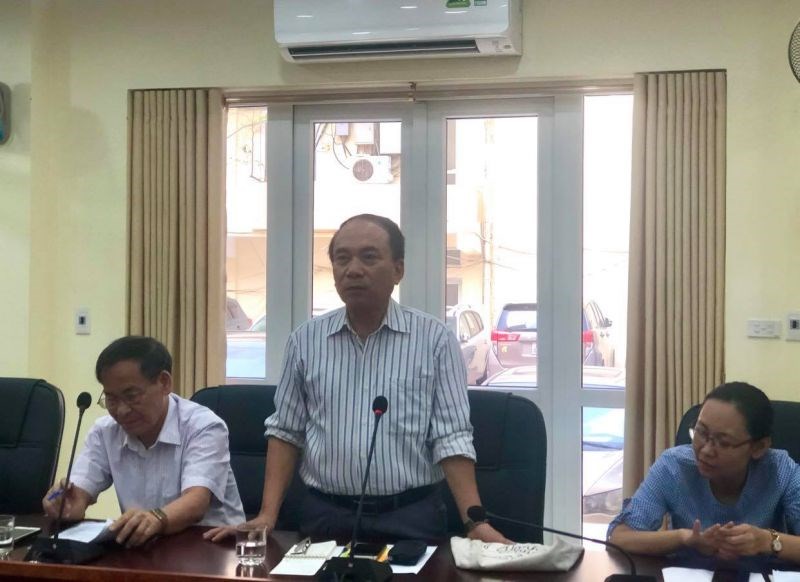 Ông Văn Đình Ưng, Bí thư chi bộ TDP số 9 phường Dịch Vọng Hậu trình bày tham luận