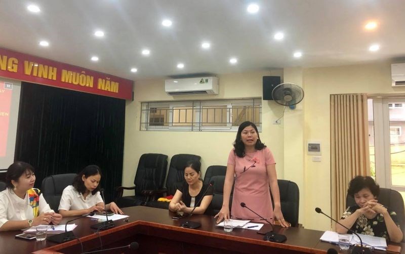 Chị Lê Thị Hà, Chủ tịch Hội LHPN phường Dịch Vọng trình bày tham luận